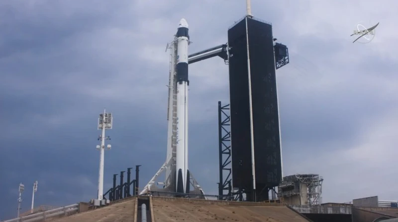 Historyczny załogowy lot SpaceX przełożony