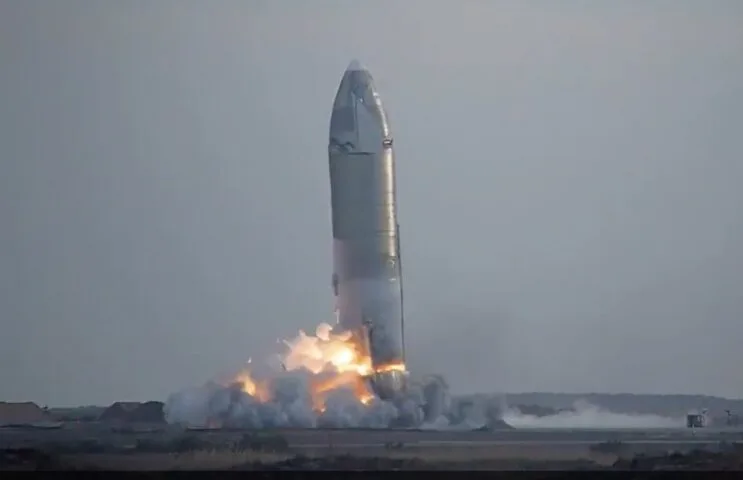 Starship SN10 wybucha chwilę po udanym lądowaniu (wideo)