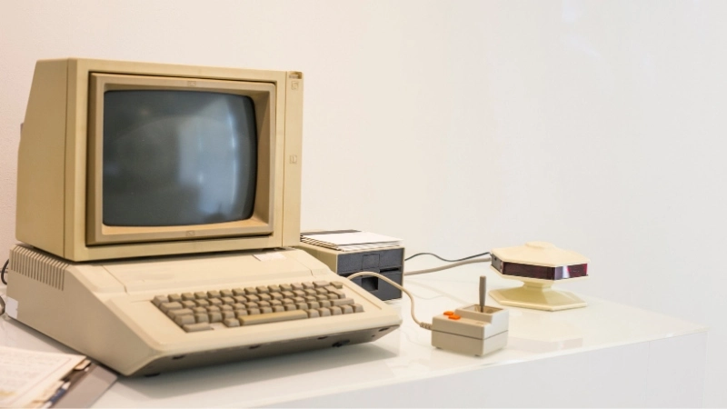 Ten opuszczony sklep komputerowy to nostalgiczna kapsuła czasu z 2001 roku