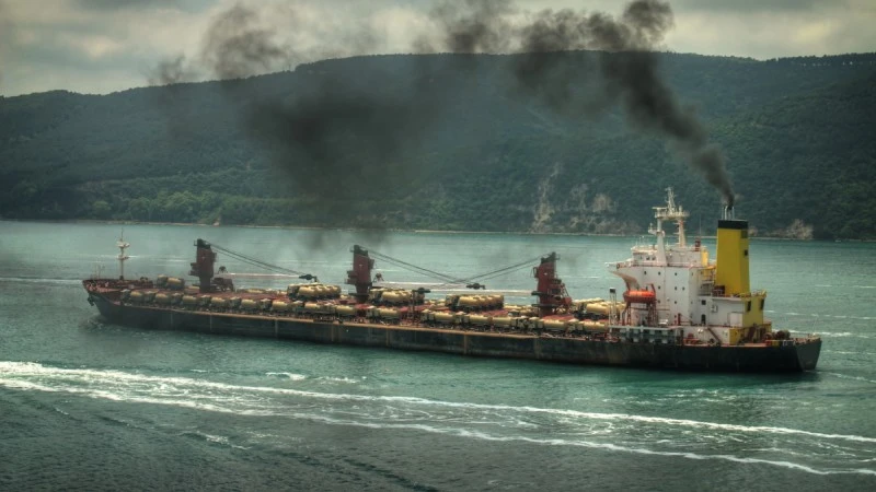 Ty rezygnuj z auta spalinowego, a te 63 statki nadal będą truć