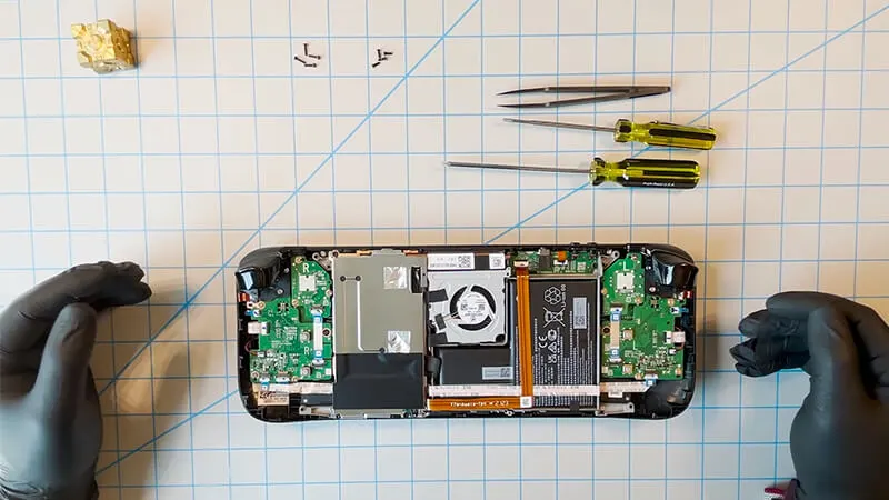 Steam Deck pokazany od środka. Valve zachęca jednak, by nie grzebać w konsoli