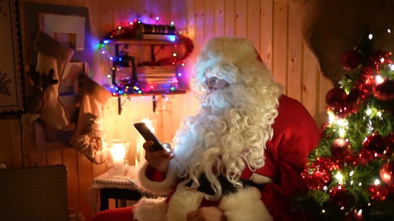 Św. Mikołaj ofiarą oszustów. Policja ostrzega w ciekawym wideo