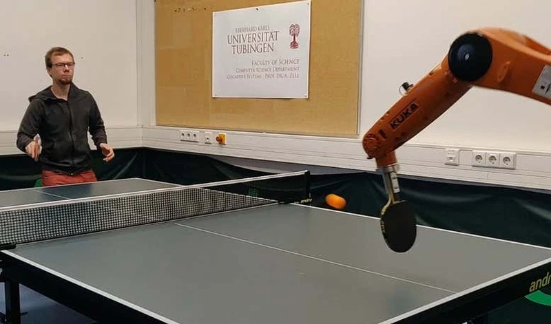 Robot w 90 minut nauczył się grać w tenisa stołowego (wideo)