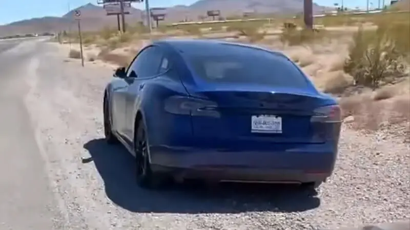 Ten Amerykanin naprawdę „zatankował” Teslę benzyną. Jednak się da