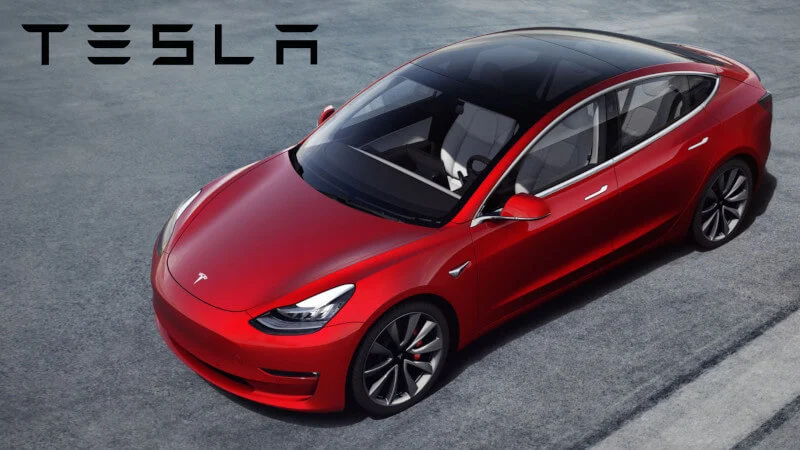 Amerykanin tankuje Teslę benzyną. Autor filmu nie może powstrzymać się od śmiechu