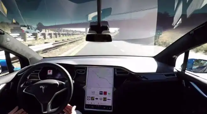 Kierowca Tesli śpi podczas jazdy autostradą. Oszukał autopilota?