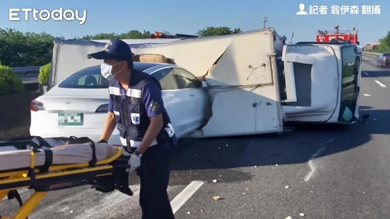 Autopilot Tesli zawiódł. Samochód zderzył się z ciężarówką