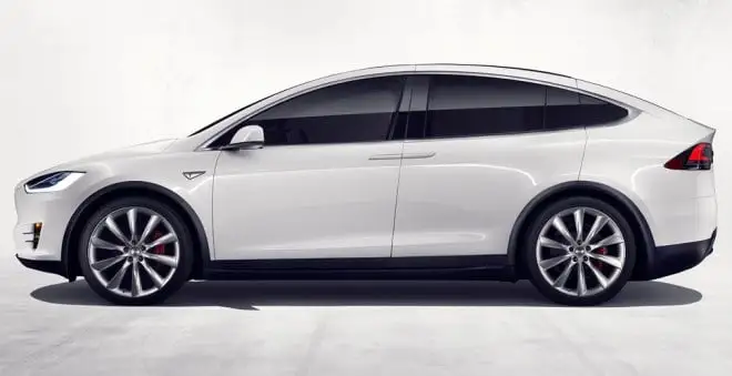 Tesla samoczynnie przyspieszyła i zdemolowała dom? Jest pozew