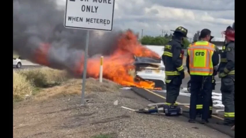 Samochód elektryczny spłonął na drodze. Producent nakazał odholować go do ASO