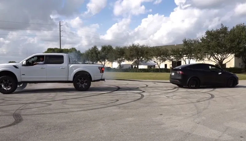 Tesla Model X czy Ford F150? Które auto wygrało pojedynek siłaczy? [wideo]