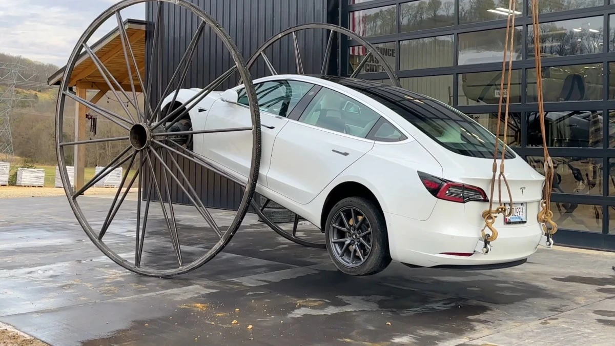 Założył do Tesli 120-calowe koła jak z dorożki. Odwrócił ją dachem do dołu