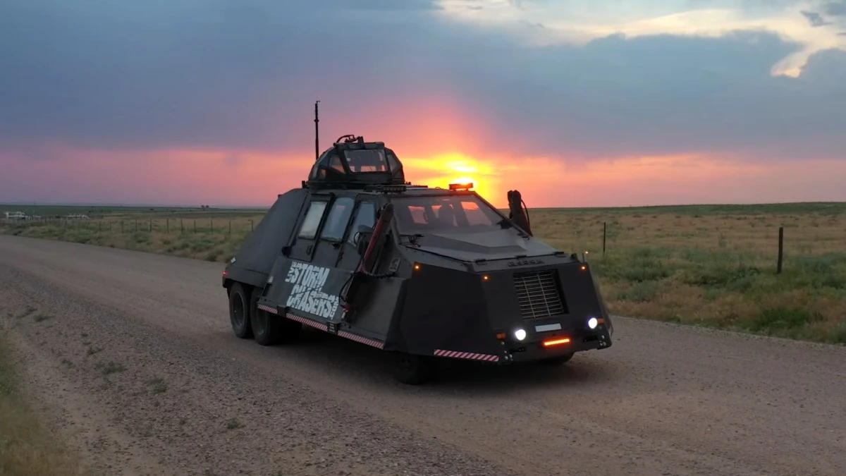TIV 2 to samochód pancerny z kotwami. Używają go łowcy tornad