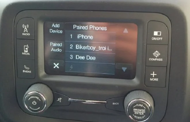 Złodzieje samochodu wpadli, bo sparowali swoje smartfony z radiem