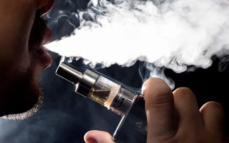 E-papierosy szkodzą bardziej, niż myślano? W ich oparach wykryto tysiące nieznanych substancji