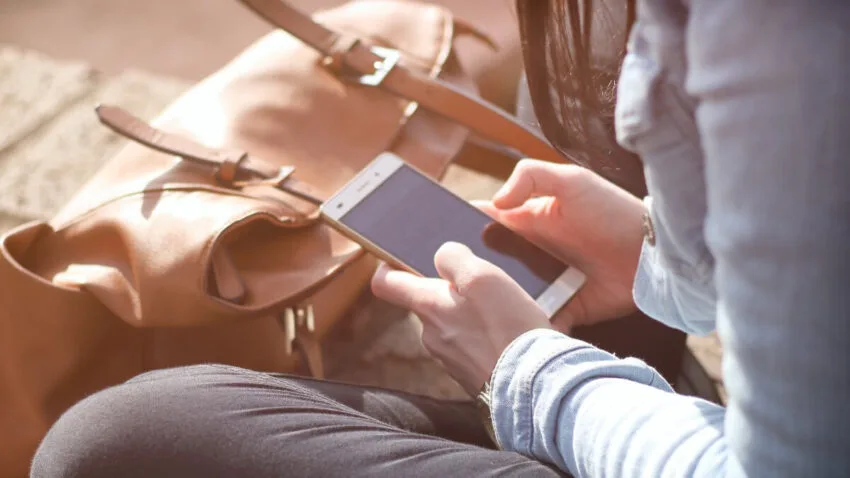 Google przeczyta Wasze wiadomości, by AI mogła pomóc w napisaniu kolejnych