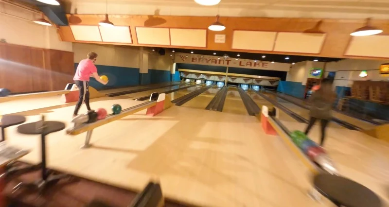 Niezwykłe wideo z dronem w kręgielni podbija Internet