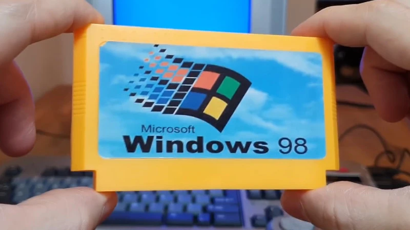Podrabiany Windows 98 na Pegasusie z klawiaturą. Czego to Chińczycy nie wymyślą