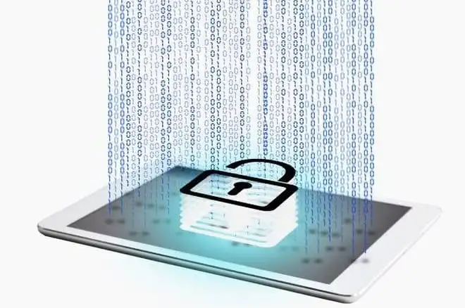 Ten wirus atakuje urządzenia ze starszym Androidem. Podsłuchuje, wykrada dane i robi zdjęcia