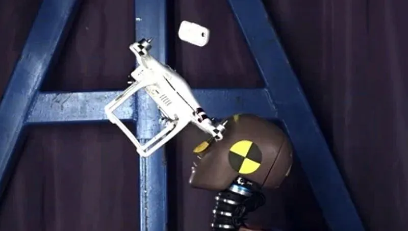 Co się stanie gdy dron uderzy w głowę człowieka? Sprawdzono to