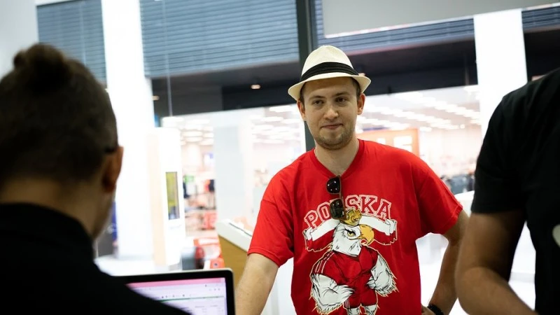 Przyszedł do x-kom i kupił smartfon za 849 cebul