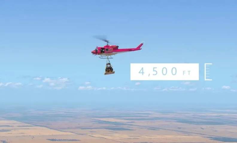 Czego się nie robi dla rozgłosu. Microsoft zrzucił auto z ponad 1300 metrów