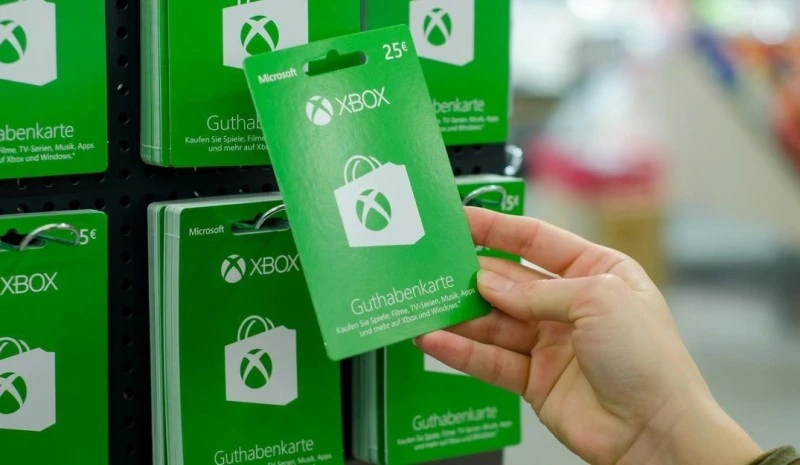 Kradł kody podarunkowe Xbox. Kupił sobie Teslę i posiadłość nad jeziorem