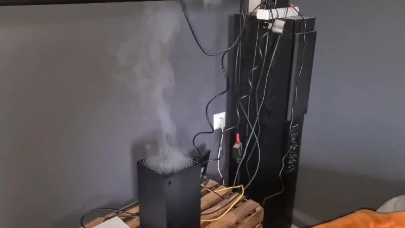 Fatalny problem z Xbox Series X. Konsola dymi, użytkownicy zaniepokojeni