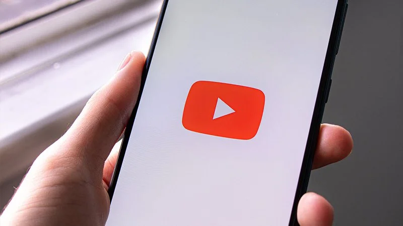 YouTube na Androida z odświeżonym widokiem odtwarzania w trybie pełnoekranowym