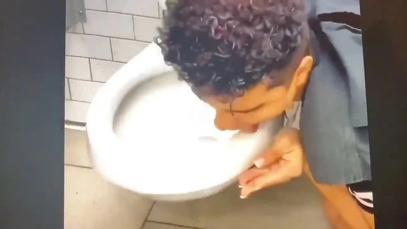 Youtuber, który lizał muszlę klozetową w ramach coronavirus challenge ma… koronawirusa