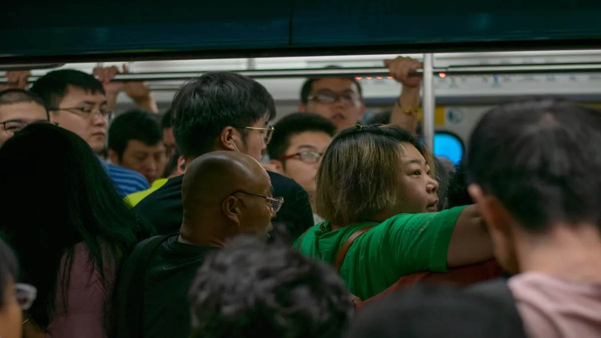 Chińska policja sprawdza telefony przechodniów. Kary za Instagrama czy Twittera