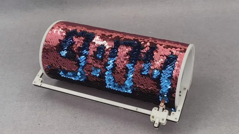 Nie wierzę! Ten zegar pokazuje czas, wykorzystując… cekiny